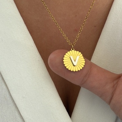 Colar dourado com pendente redondo e letra V em relevo