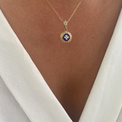 Colar dourado com pendente azul e flor branca