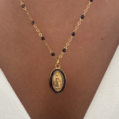 Colar dourado com pendente oval religioso e contas pretas