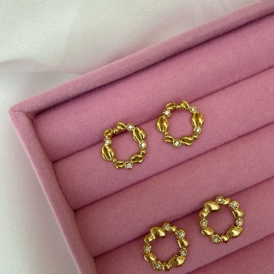 Brincos de argola dourados com pedras em caixa de veludo cor-de-rosa