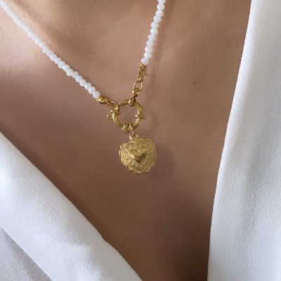 Colar com contas brancas e pendente dourado em forma de coração