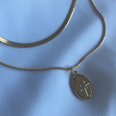Colar duplo dourado com pendente oval com estrela e pequeno cristal