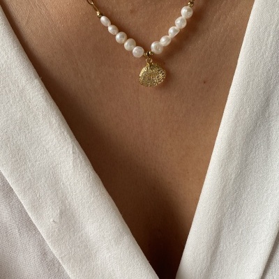 Colar dourado com pérolas e pendente de concha
