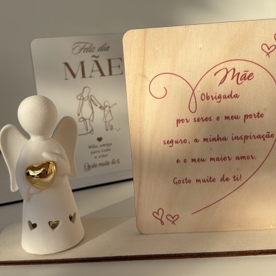 Estatueta de anjo branca com coração dourado e quadros com mensagens para mãe