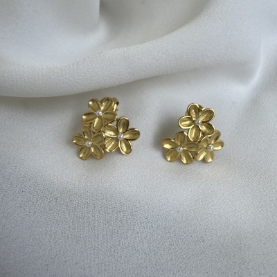 Brincos&#x20;flowers&#x20;com&#x20;p&#x00E9;rolas