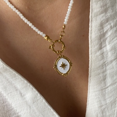 Colar de contas brancas com pendente dourado em forma de estrela