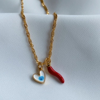 Colar dourado com pendentes de coração com olho azul e pimento vermelho