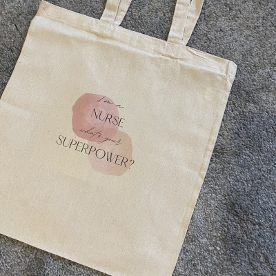 Saco de tecido cru com alças e texto estampado I live on NURSE superpower?