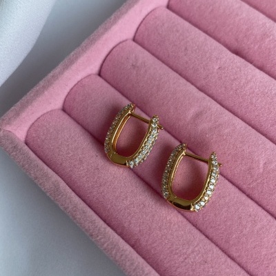 Brincos dourados com pedras em caixa rosa almofadada