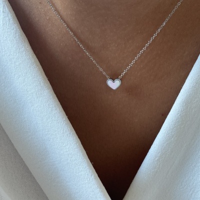 Colar prateado com pendente de coração rosa claro