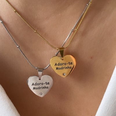 Colares com pendentes em forma de coração dourado e prateado com gravura 'Adoro-te Madrinha'