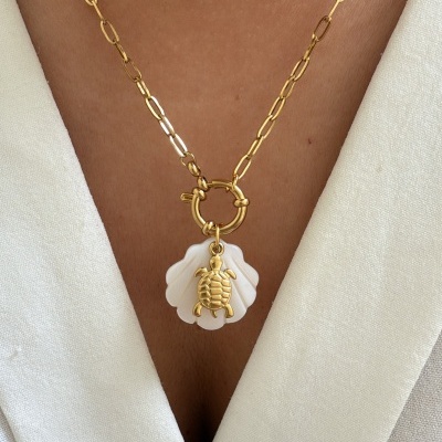 Colar dourado com pendente de concha e tartaruga