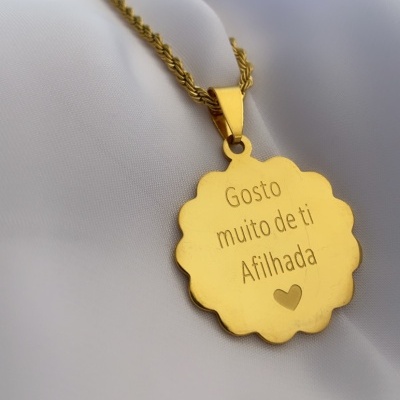 Colar dourado com pendente gravado 'Gosto muito de ti Afilhada'