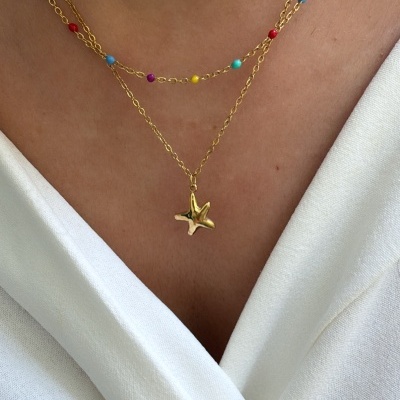 Colar duplo dourado com contas coloridas e pendente estrela