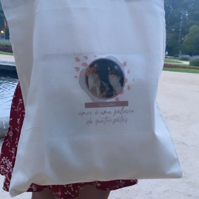 Saco de pano branco com estampa de gatos e texto em português