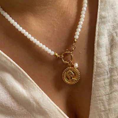 Colar de contas brancas com pendente dourado e pérola