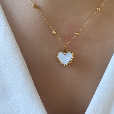 Colar&#x20;trabalhado&#x20;com&#x20;cora&#x00E7;&#x00E3;o&#x20;em&#x20;madrep&#x00E9;rola