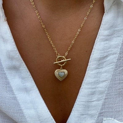 Colar&#x20;cora&#x00E7;&#x00E3;o&#x20;com&#x20;madrep&#x00E9;rola