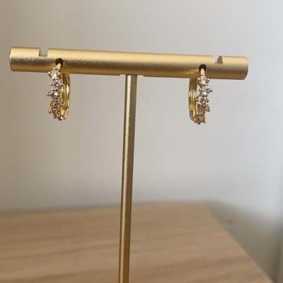 Brincos dourados com pedras em suporte dourado