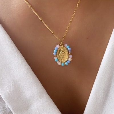 Colar dourado com pendente oval e contas coloridas em tons pastel