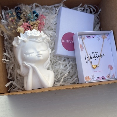 Caixa de presente com vaso decorativo, flores secas e colar dourado