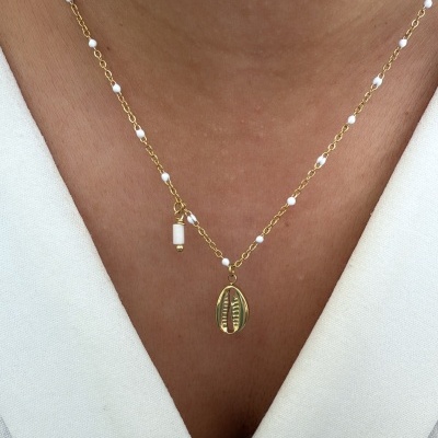 Colar dourado com pérolas e pendente de concha