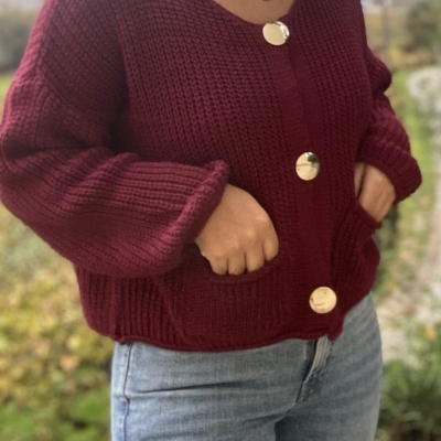 Casaco de malha roxa escura com botões dourados e bolso frontal