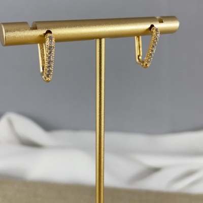 Brincos dourados em argola com cristais num suporte dourado