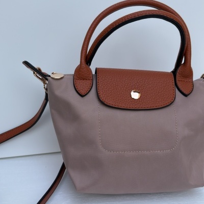 Mala bege com aba em pele castanha e alças