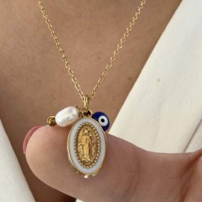 Colar dourado com pendentes de medalha religiosa, conta azul de olho e pérola