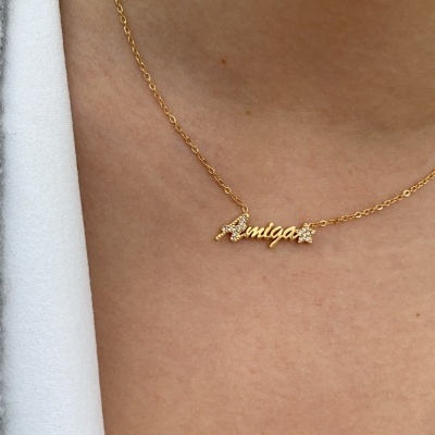 Colar dourado com pendente Amiga e pequenas flores em pescoço