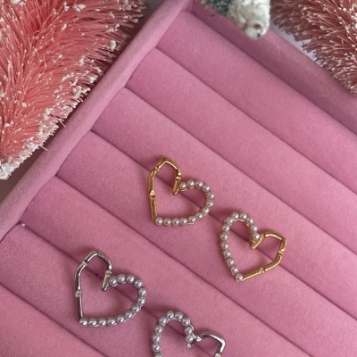 Brincos&#x20;cora&#x00E7;&#x00E3;o&#x20;com&#x20;p&#x00E9;rolas