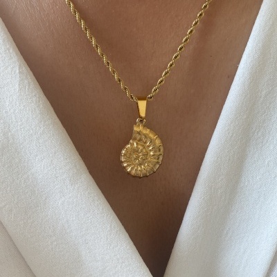 Colar dourado com pendente em forma de concha espiral