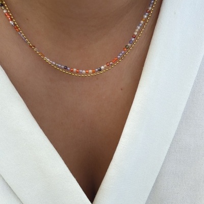 Colar triplo colorido com contas pequenas e roupa branca