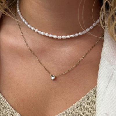 Colares em pescoço de mulher, pérolas naturais e pendente dourado redondo