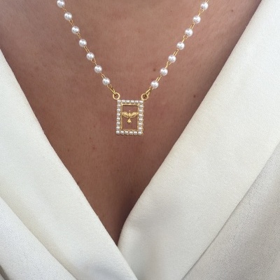 Colar com pérolas e pendente dourado retangular com anjo