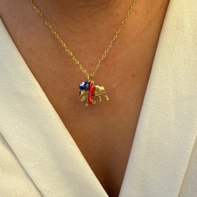 Colar dourado com pendente de elefante azul e vermelho