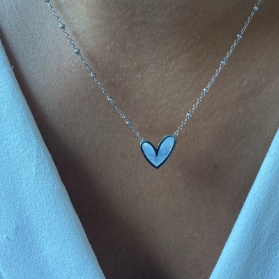 Colar com pingente em forma de coração branco em corrente prateada