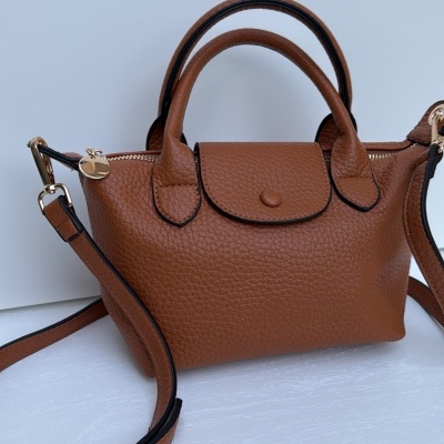 Bolsa de mão de couro castanho com alças duplas e alça ajustável