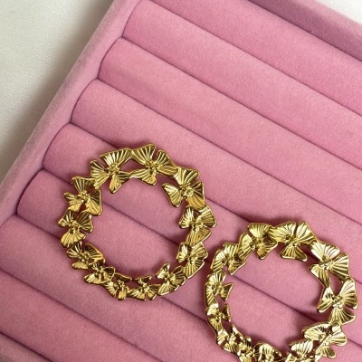 Par de argolas douradas florais em caixa de veludo rosa