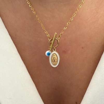 Colar dourado com medalhão e olho grego