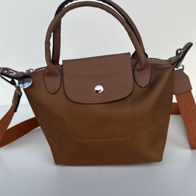 Mala castanha pequena tipo tote com alças e botão prateado