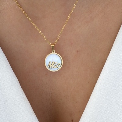 Colar dourado com pendente redondo branco e palavra 'Mãe'