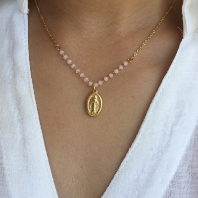 Colar dourado com contas rosa e pendente oval com figura em relevo
