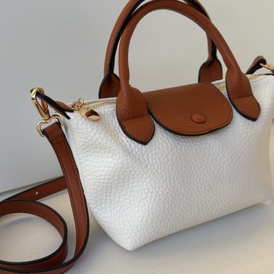 Mala de mão branca com detalhes castanhos em pele sintética granulado