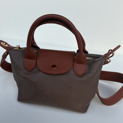 Bolsa pequena de couro marrom com alças curtas e tiracolo ajustável