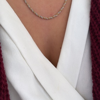 Colar em corrente fina bicolor com blusa branca e casaco vinho