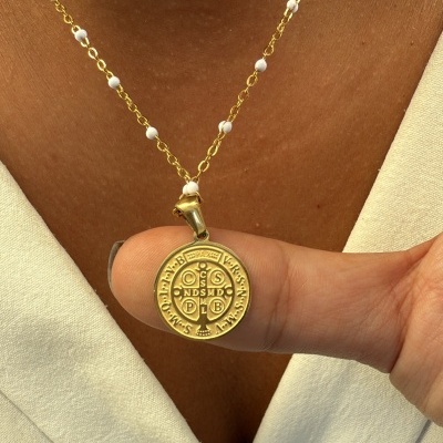 Colar dourado com pendente redondo e corrente com contas brancas