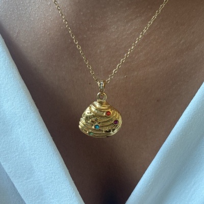 Colar dourado com pendente ondulado e pedras coloridas