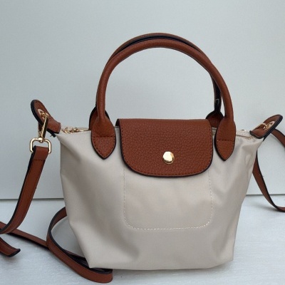 Bolsa pequena bege com detalhes castanhos e fecho dourado